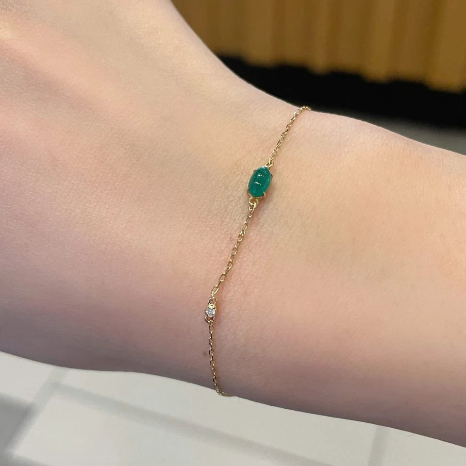 Brazalete de diamantes y esmeraldas de oro de 18 quilates - Brazalete minimalista ovalado de gemas verdes Foto 4 de 4