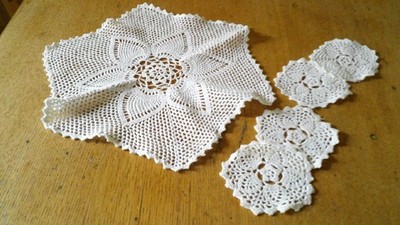 4er SET VINTAGE HANDGEHÄKELTE UNTERSETZER UND MITTELMATTE