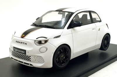 Ixo Maßstab 1:18 MCG18497 - Fiat Abarth 500e - weiß