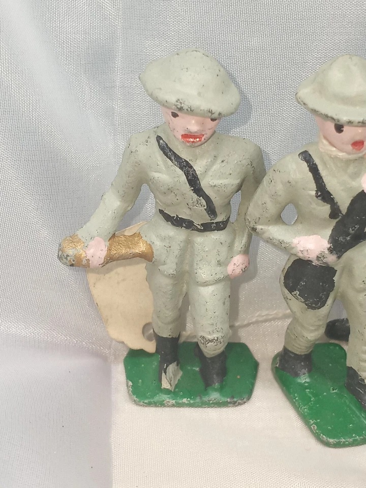 Vintage Lot Of Five Toy Soldiers 1930s Lead Heavy Metal In Various Poses Rifles - Image 2 of 4