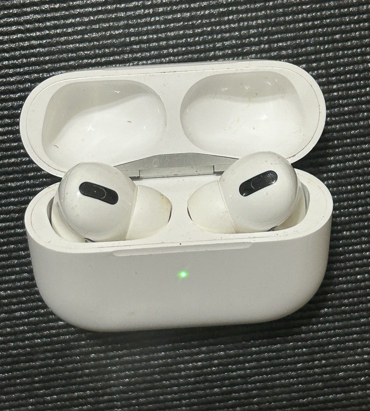 AirPods Pro 1st Gen with Wireless Charging Case-image