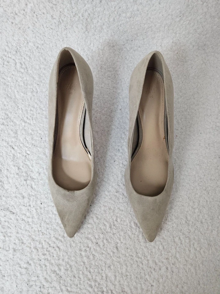 Zapatos de salón clásicos de tacón de aguja H M de gamuza tostada 8,5 sin cordones en punta Foto 2 de 4