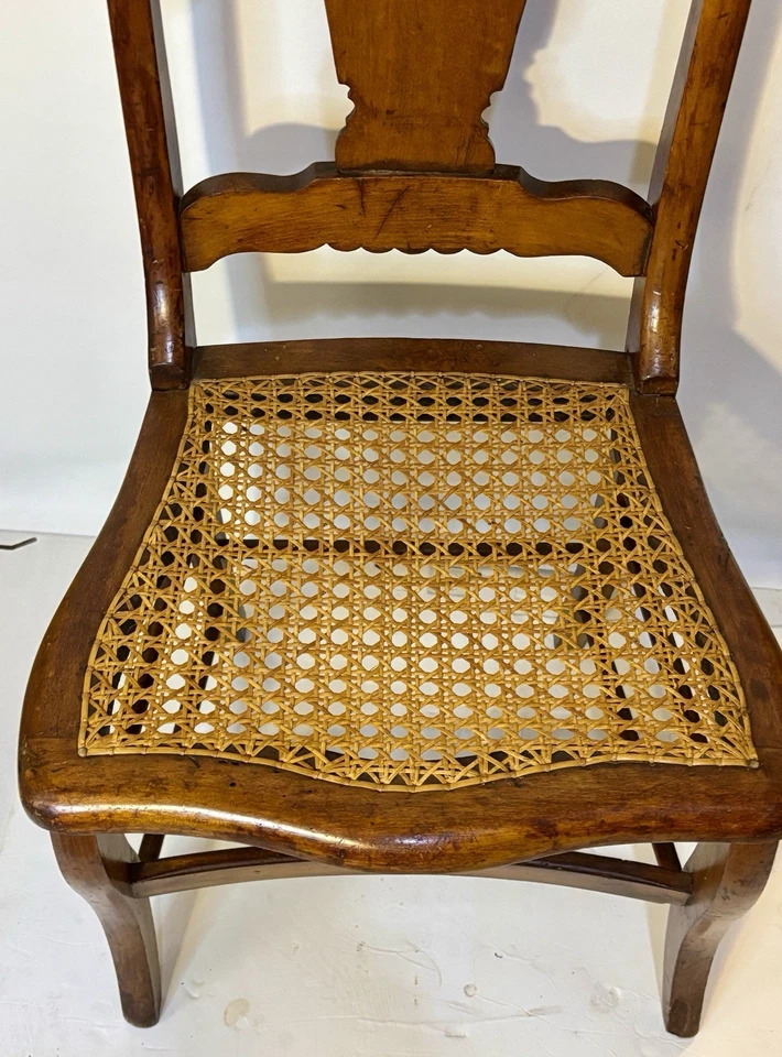 Silla de comedor de arce tigre ojo de pájaro período federal americano temprano asiento de bastón Foto 2 de 4