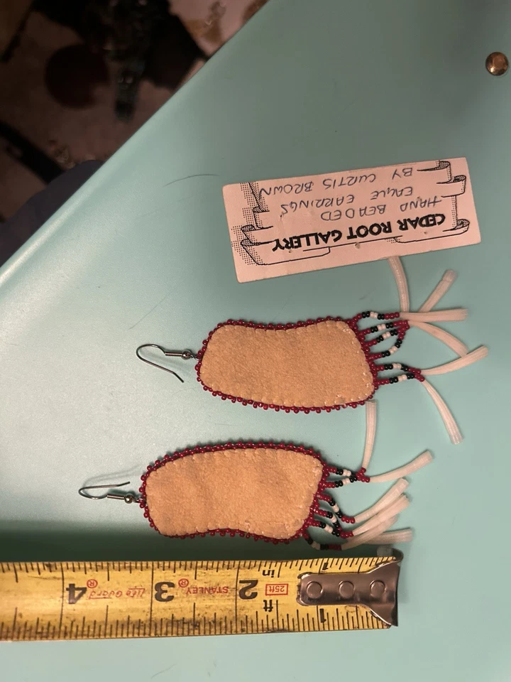 Pendientes de águila vintage con cuentas a mano de galería de raíces de cedro de Curtis Brown Foto 2 de 4