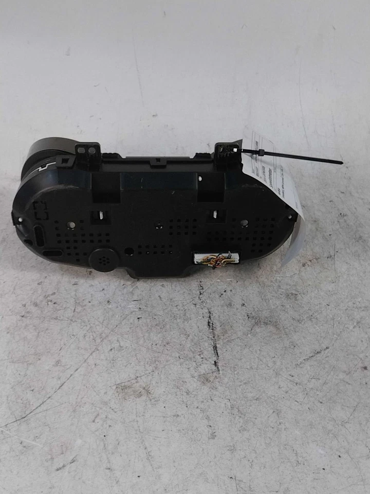 2014 Hyundai Genesis Speedometer Gauge OEM Black Used 124K Miles Discoloration Foto 3 de 4