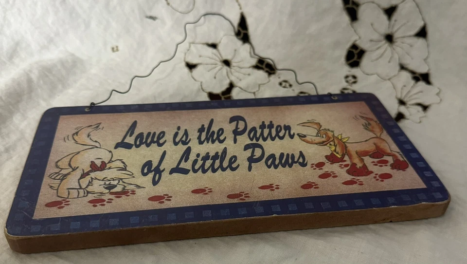 Letrero de madera vintage “Love Is The Patter Of Little Paws” MCM Farmhouse Foto 2 de 4
