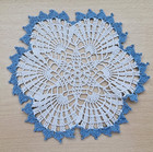 Häkeldeckchen - Handarbeit - Ø 19cm - weiß/hellblau