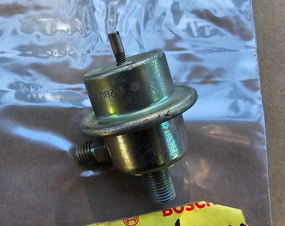 NOS Mercedes R107 Fuel Pressure Regulator Dampener A0000780592 BOSCH