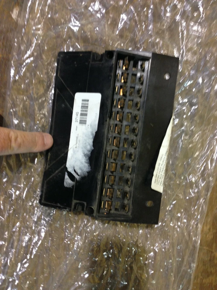 Caixa de fusíveis Volkswagen Super Beetle -1973-1979 -- vw # 135-937-505 - Imagem 4 de 4