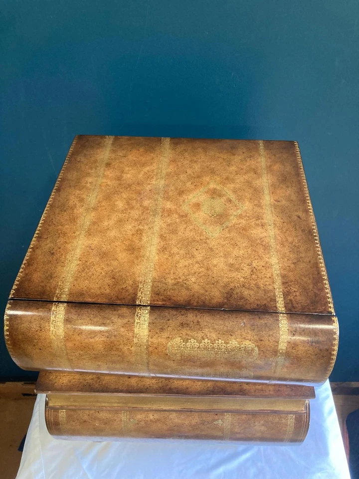 Mesa auxiliar de libros apilados Maitland-Smith Foto 4 de 4