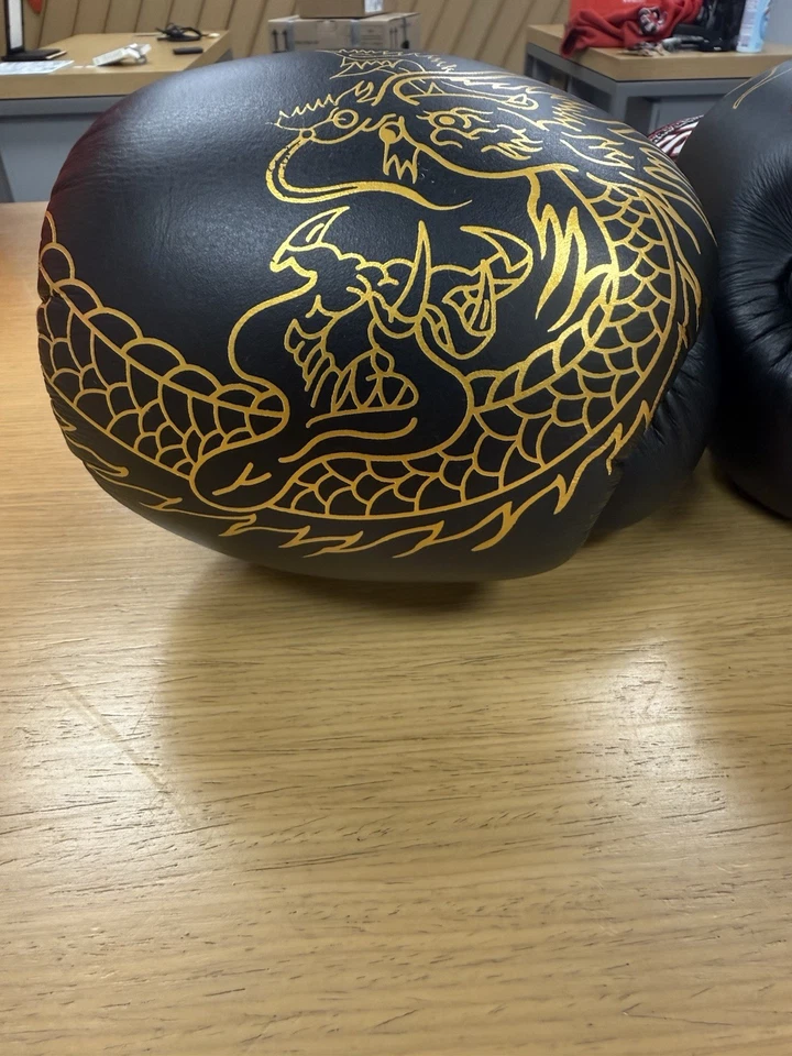 Guantes de Boxeo Muay Thai Gemelos Especiales Negro y Dorado Dragón 12OZ Premium Raro Foto 3 de 4