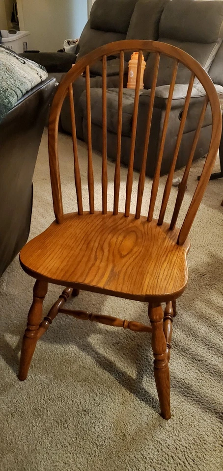 Mesa de comedor de pedastal de madera real y 3 sillas Windsor Foto 3 de 4