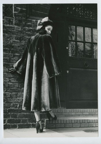 Frau im Pelzmantel - Foto um 19540 - Stephen Glass ? #2
