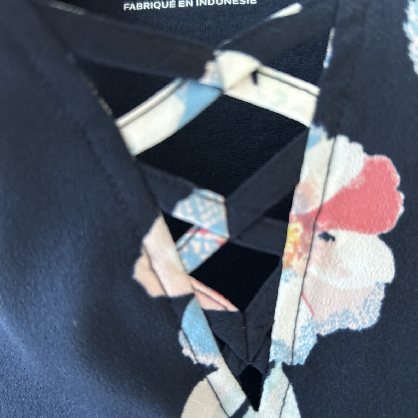 New Women’s Van Heusen Top S Navy Pink Floral V Criss Cross Neck SS Layering thumbnail 2