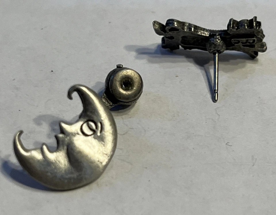 Pendientes de peltre vaca saltada sobre la luna por JJ Janette Foto 3 de 4