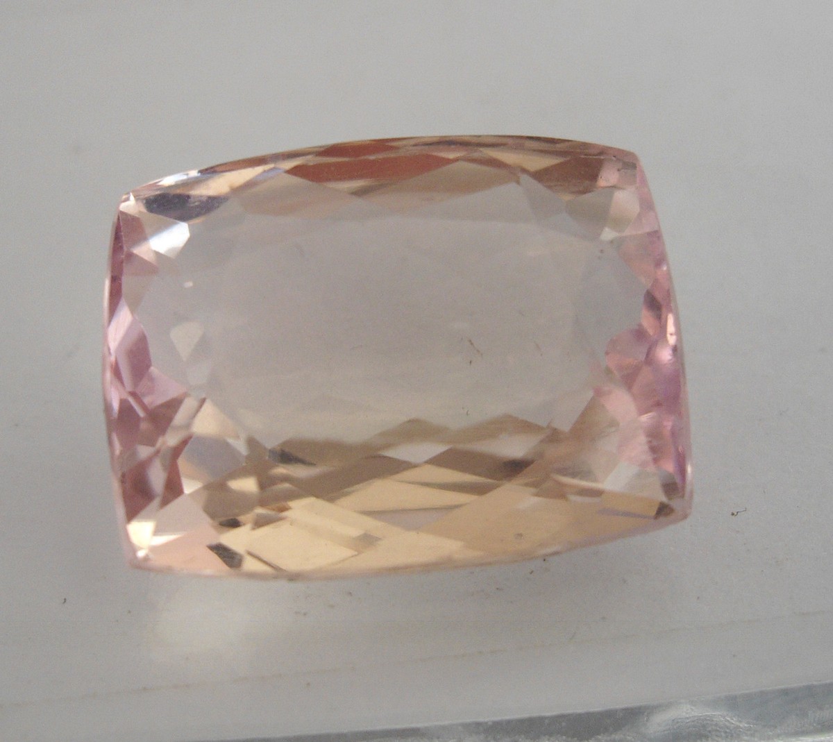 Pierre Fine Kunzite Du Brésil 7,45 Ct - Coupe Ovale, Couleur Rose Champagne, Clarté SI1 - Neuf Sans Boîte