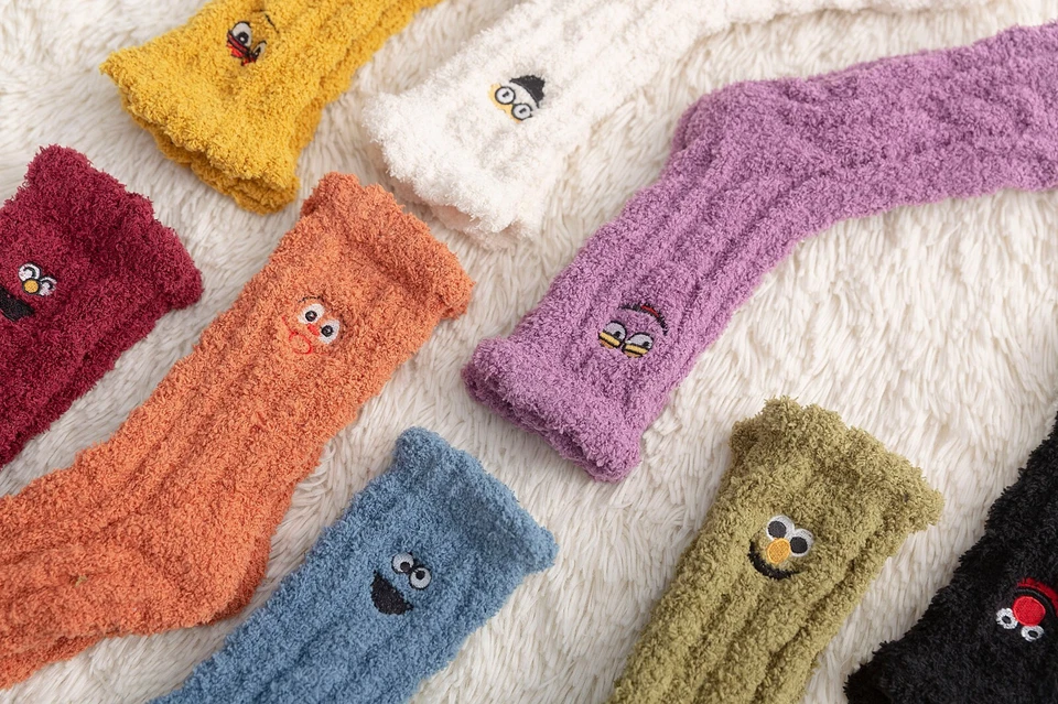 Mujeres Coral Terciopelo Calcetines Dibujos Animados Bordados Invierno Cálido Esponjoso Acogedor Niña Calcetín Foto 3 de 4