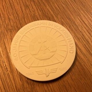 DDR Medaille Meissner Porzellan 40 J. Deutsche Reichsbahn / 150 Deutsche Eisenb.
