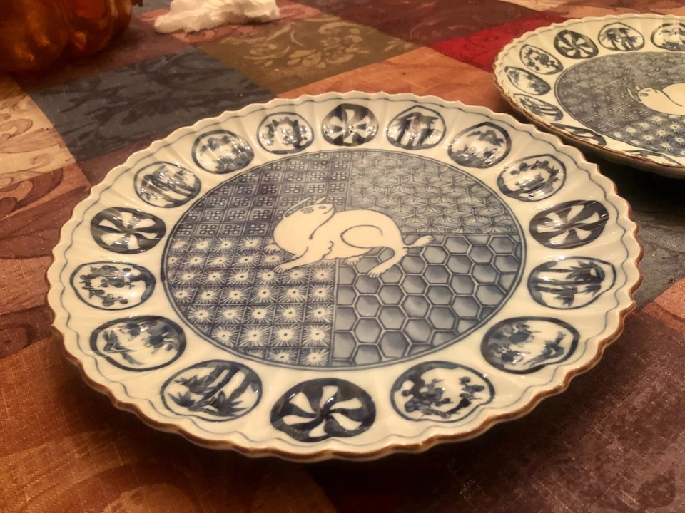 Par de pratos antigos japoneses de coelho azul e branco Arita – Era Meiji (ca.1890-1 - Imagem 2 de 4