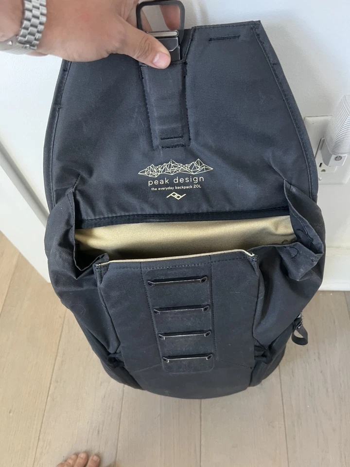 Peak Design Everyday Backpack | 20L Camera Backpack | Black (BBB-20-BK-1) - Used - Image 3 of 4