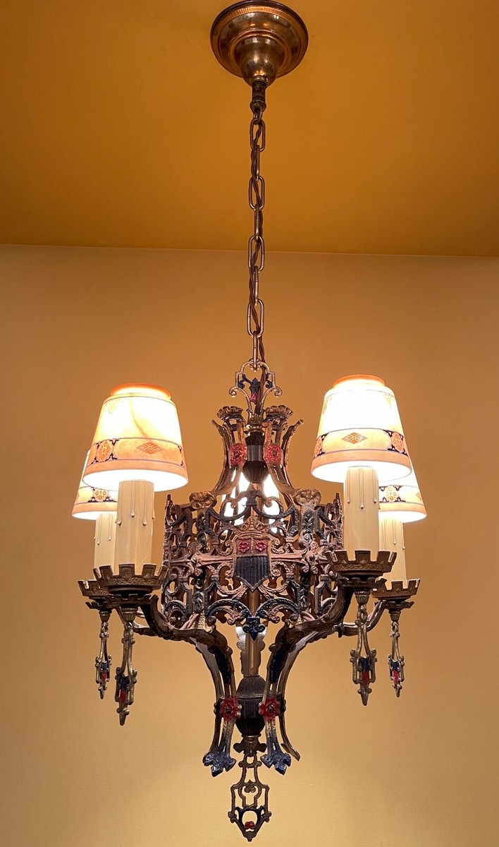 How to Say Chandelier in Spanish: Easy & Quick Guide
