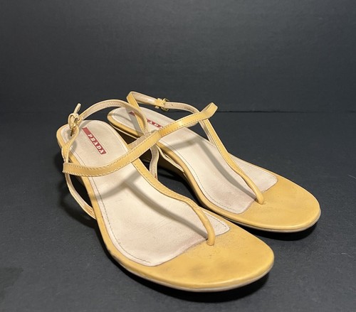 PRADA gelbe Lackleder T-Riemen niedrige Keilabsatz Sandalen Schuhe EU 38 US7