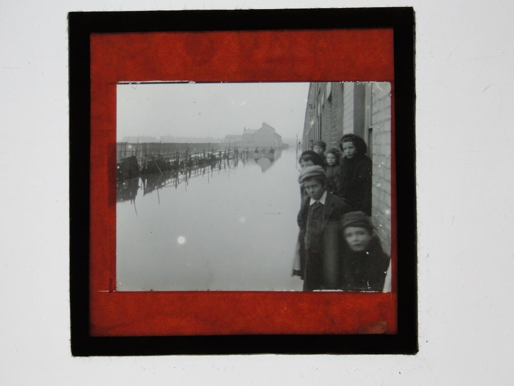 Flutete Stadt & gestrandete Menschen - Magische Laternenfolie aus Glas