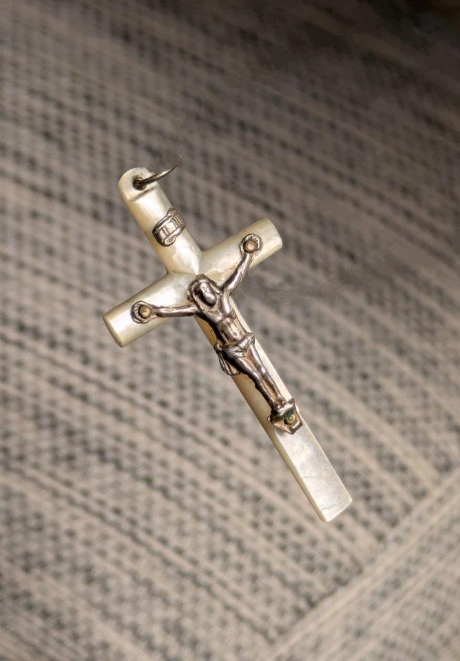 Croix religieuse en nacre fin XIXème / pendentif, ancien petit Crucifix argenté  - Photo 1/4
