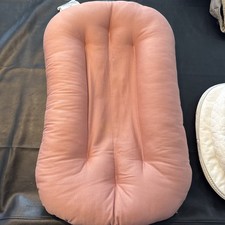 Tumbona infantil orgánica Snuggle Me en rosa con gota de goma 