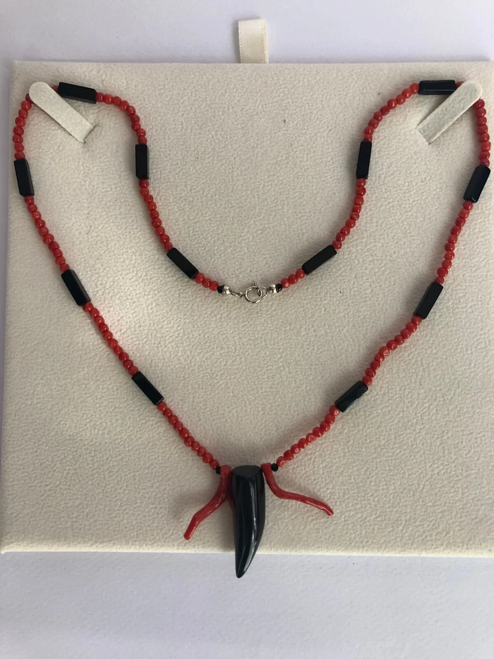 Collana a "pepite" di vero corallo rosso del mediterraneo e corno in onice - Immagine 3 di 4