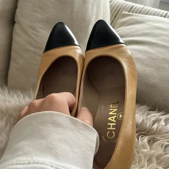 Vintage CHANEL Classic Two Tone Cap Toe Pump Shoes Size 36/ 6 1/2