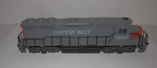 Atlas HO Scale POWERED Cotton Belt 7602 GP 40 Diesel Loco #7037 - Picture 4 of 7