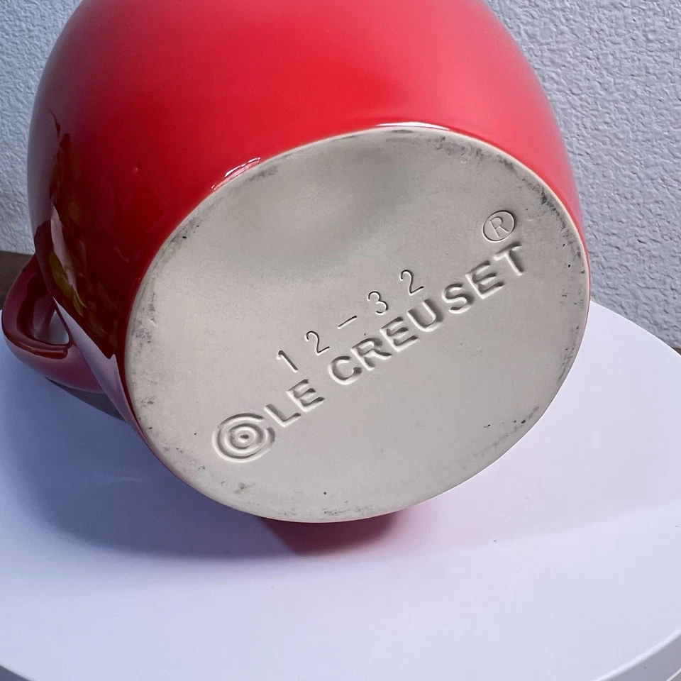 Jarra de 2 cuartos de galón Le Creuset gres rojo cerise 9" Foto 4 de 4