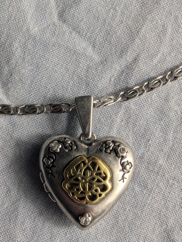 Collar de cadena colgante medallón en forma de corazón de plata y oro Alexander McQueen Foto 4 de 4