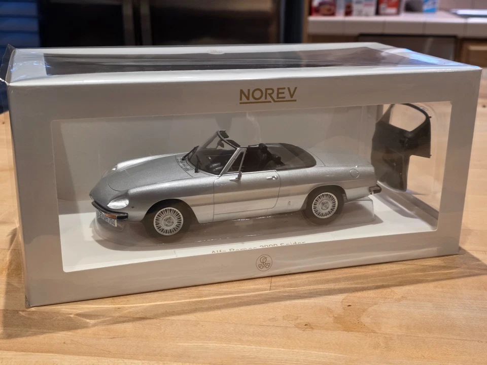 Norev ALFA Romeo 2000 Spider 1973 gris plateado metálico 1:18 187884 NUEVO en caja Foto 2 de 4