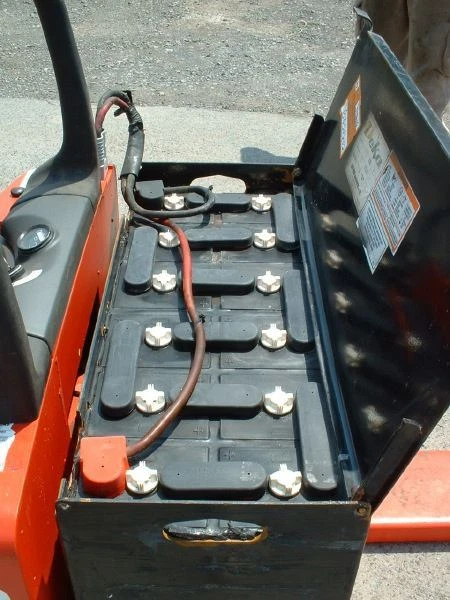 2004 RAYMOND FORKLIFT 2003 MODEL #112 JACK , 6000LB CAP. 24V W/BATTERY & CHARGER - Image 3 of 3