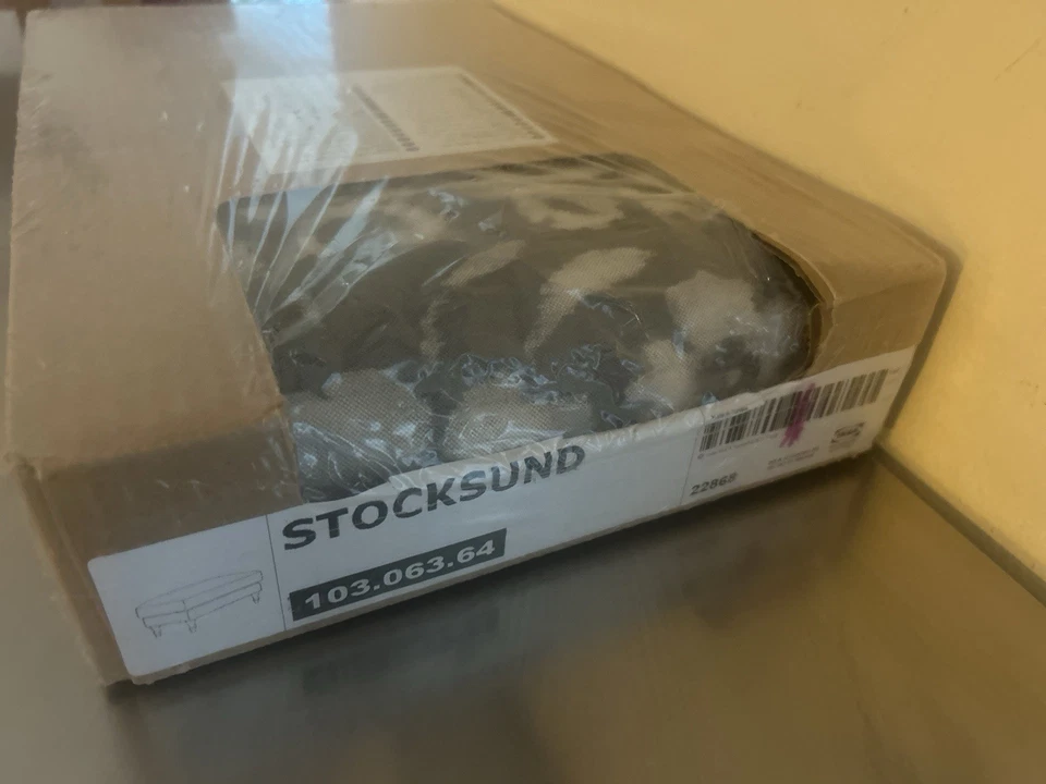 Cubierta otomana floral gris blanco IKEA Stocksund reposapiés HOVSTEN Foto 2 de 4