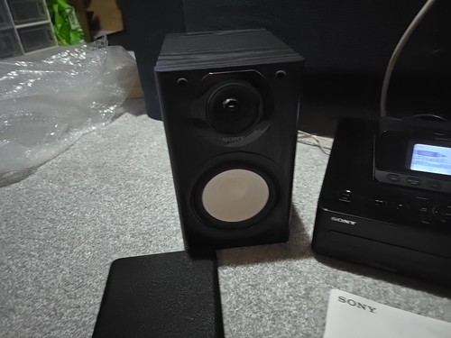 Sony Giga Juke HCD-E300HD with Speakers - Picture 2 of 3