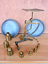 Lotto di pesi d'ottone, due piatti per bilancia  e bilancina d'epoca