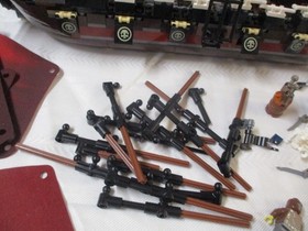 LEGO 4195 PIRATES OF THE CARIBBEAN QUEEN ANNES REVENGE MISSING TAN FEATHER &