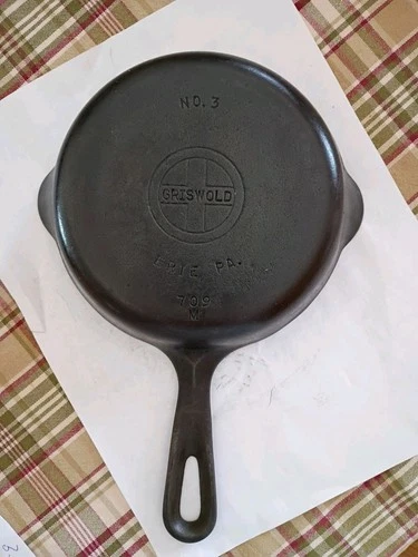 Vintage Griswold Small Logo NO. 3 Cast Iron Skillet ERIE PA, 709 M