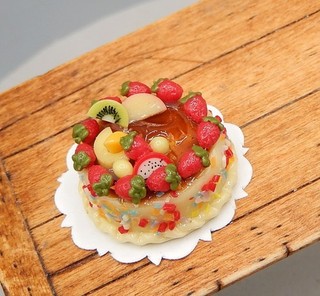Vintage Hand Sculpted Cream Cake w Fruit Artisan Dollhouse Miniature 1:12