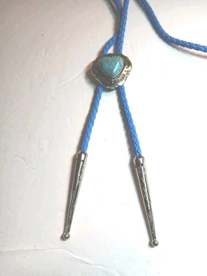 Corbata Bolo Forma Corazón Color Turquesa Piedra 36" 4mm Cordón Azul Real, Puntas Plateadas Foto 2 de 2