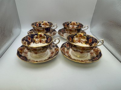 Set of 4 Royal Albert Bone China HEIRLOOM Cups & Saucers