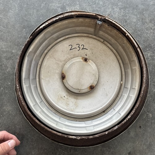Vintage Oldsmobile Hubcap Wheelcover - Picture 6 of 6