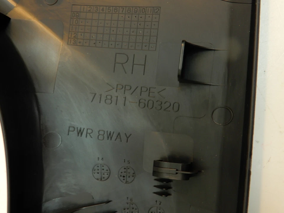 Cubierta protectora de cojín de asiento delantero derecho OEM 71811-60320-C0 2010-2018 Lexus GX460 OEM Foto 3 de 4