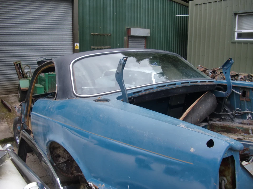 JAGUAR DAIMLER SERIE 1 Y 2 XJ6 XJ12 CUPÉ JUEGO TRASERO DE PANTALLA CROMADOS Y CLIPS Foto 3 de 4