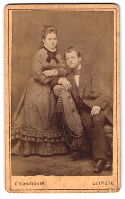 Fotografie E. Schleicher, Leipzig, Johannesgasse 29, Gutbürgerliches Paar in el 