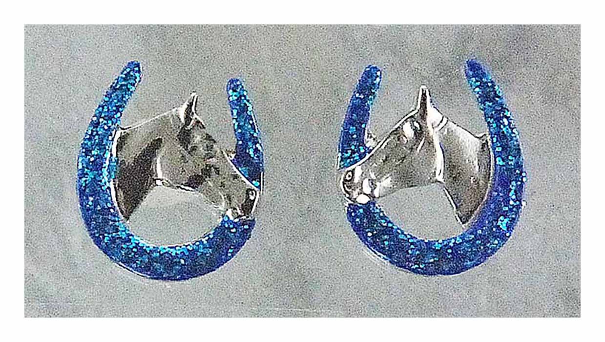 Завершающий штрих - Лошадиная голова в блестящих серьгах-подковах бирюзового цвета 2490₽