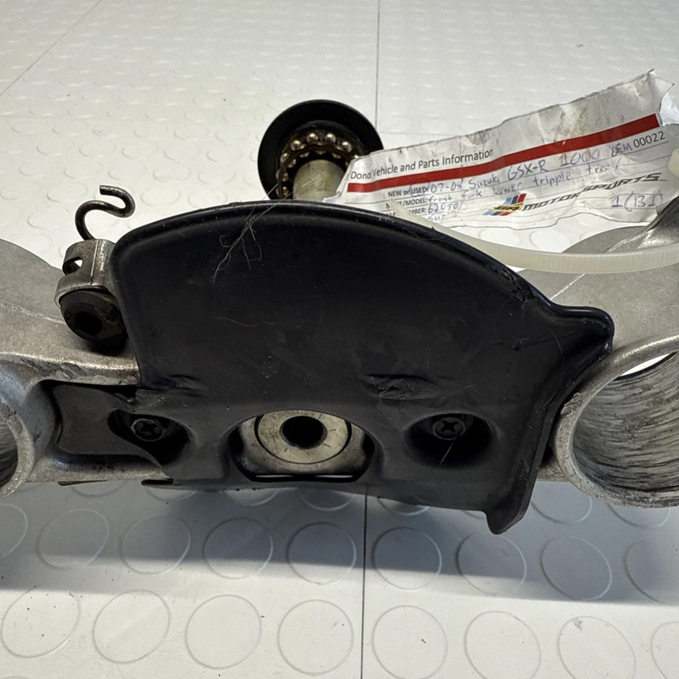 2007-2008 Suzuki GSXR1000 inferior tripla árvore dianteira garfo tubo ponte fabricante de equipamento original - Imagem 3 de 4